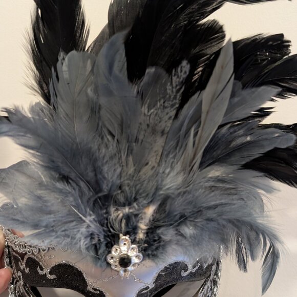 Two Venetian masks made in Italy - Picture 7 of 8